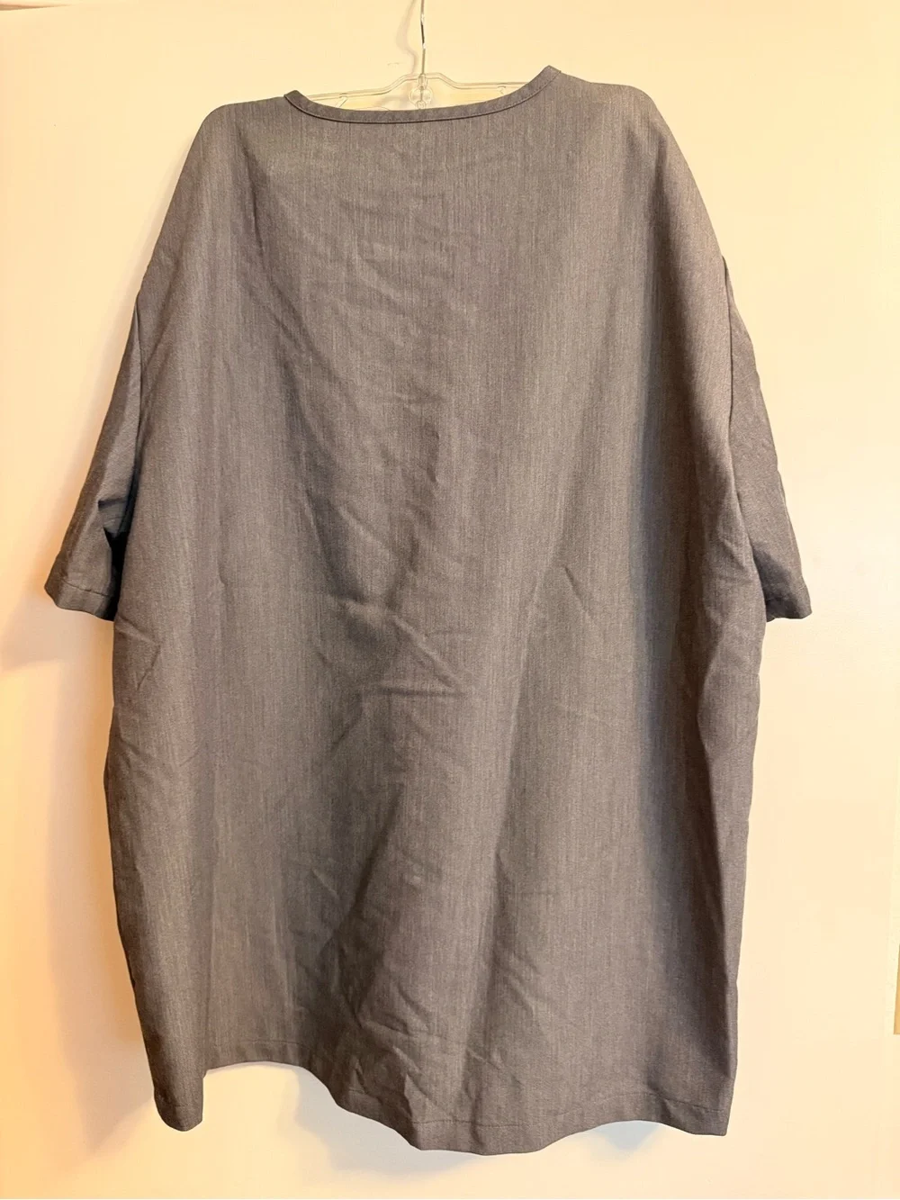 Figs Men’s V-Neck Top in Charcoal